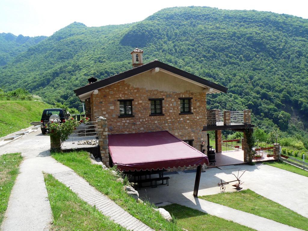 Villa Beautiful Chalet With Swimming Pool In Lombardy à Marone Extérieur photo