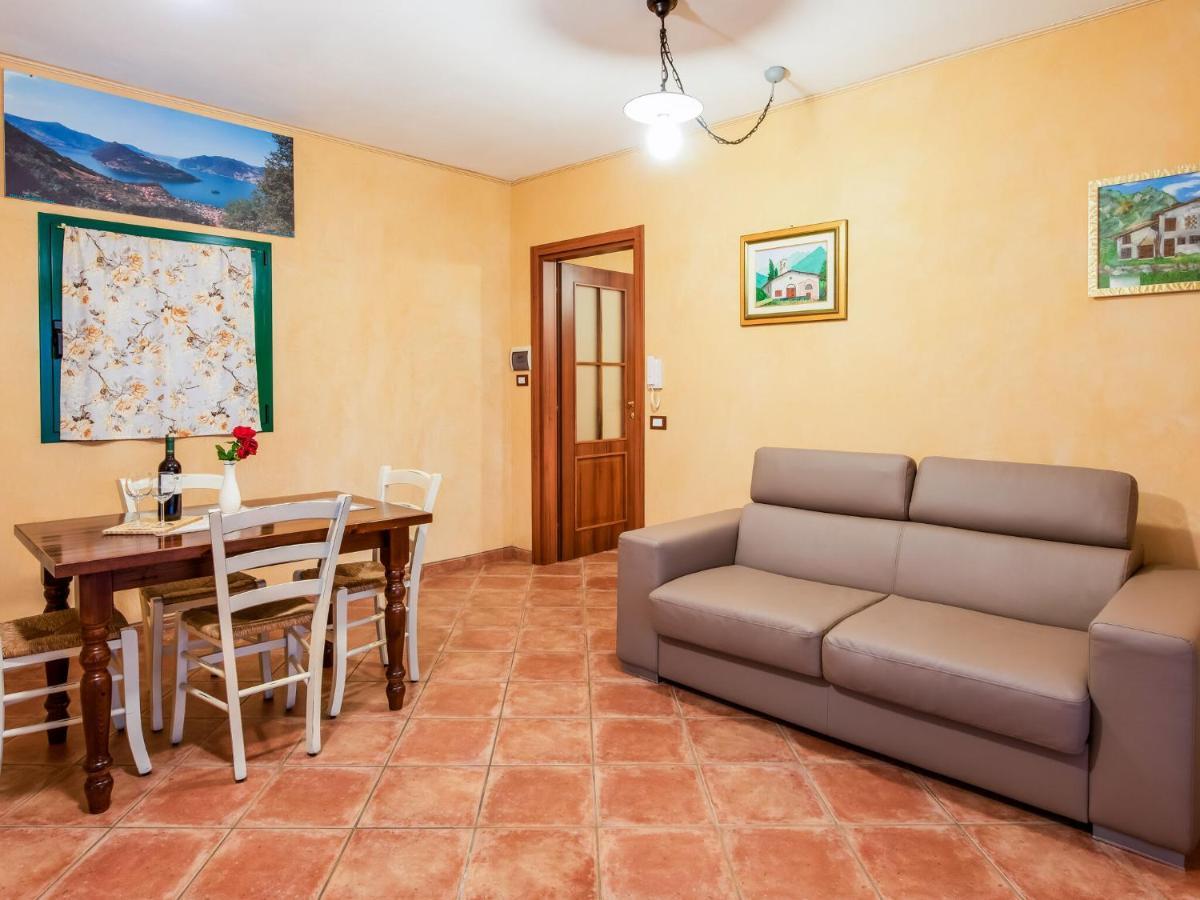 Villa Beautiful Chalet With Swimming Pool In Lombardy à Marone Extérieur photo