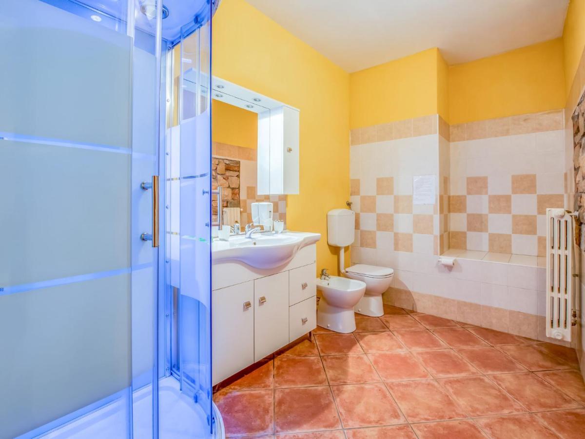 Villa Beautiful Chalet With Swimming Pool In Lombardy à Marone Extérieur photo