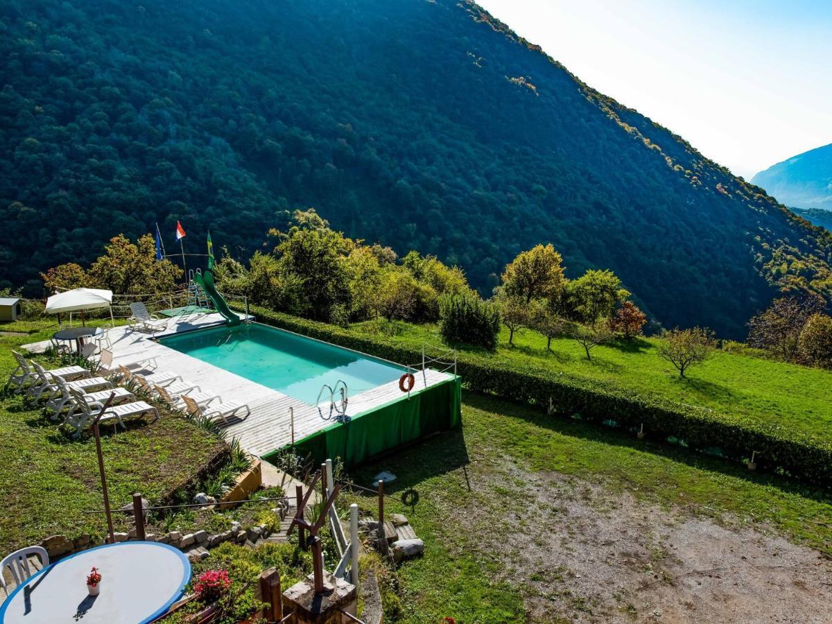 Villa Beautiful Chalet With Swimming Pool In Lombardy à Marone Extérieur photo
